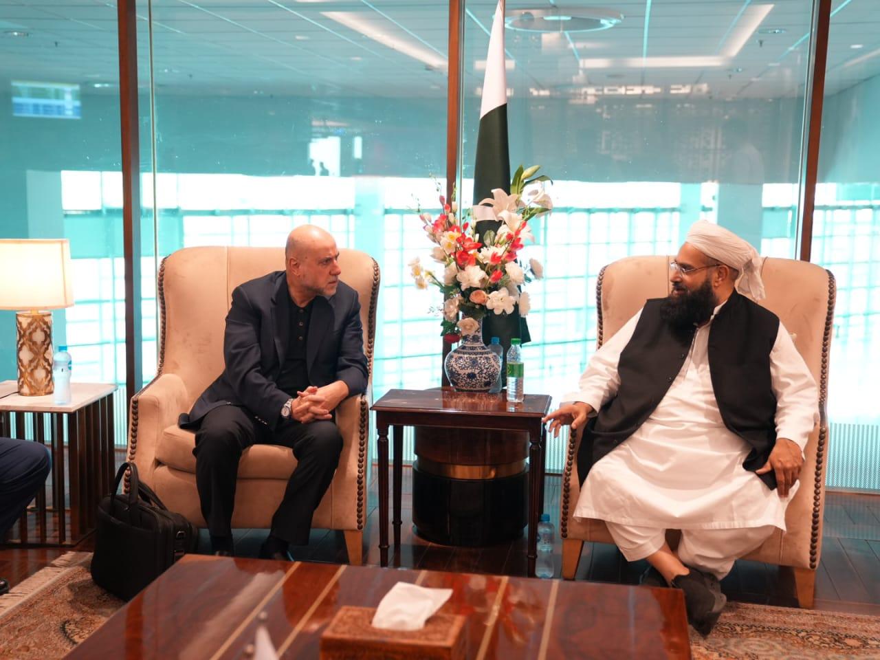 جانب من لقاء قاضي القضاة ورئيس مجلس علماء باكستان